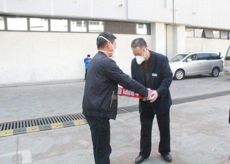 集團(tuán)張總慰問駐機(jī)場3_副本.jpg