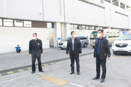集團(tuán)張總慰問駐機(jī)場1_副本.jpg