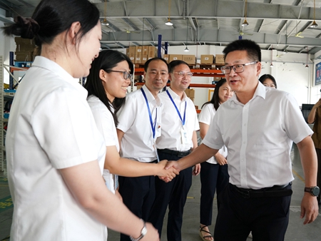 【20240906】集團(tuán)領(lǐng)導(dǎo)慰問交通學(xué)校教師，何宇?。ㄓ乙唬ɡ畎⒚窋z）.jpg
